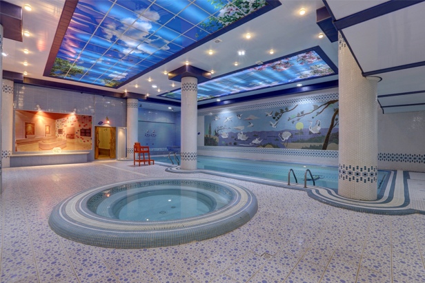 خدمات رایگان هتل - معرفی خدمات 13 هتل داخلی و خارجی استفاده از استخر به صورت رایگان از خدمات هتل شایگان کیش