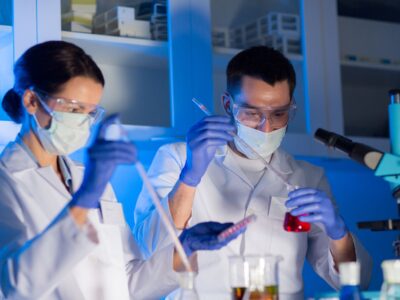 نقش آزمایشگاه‌های پاتوبیولوژی و ژنتیک پزشکی در تشخیص بیماری‌ها