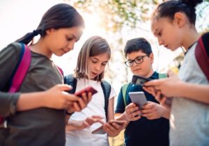 استفاده از تلفن هوشمند در مدارس ممنوع شود
