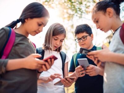 استفاده از تلفن هوشمند در مدارس ممنوع شود