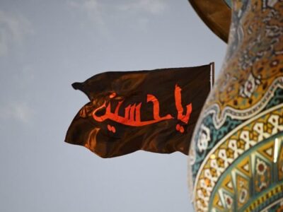 اهتزاز پرچم حرم سیدالشهداء(ع) بر فراز گنبد آستان سیدالکریم + فیلم