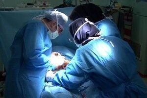 خارج کردن تومور ۷ کیلویی از دهان دختر ۱۱ ساله + عکس