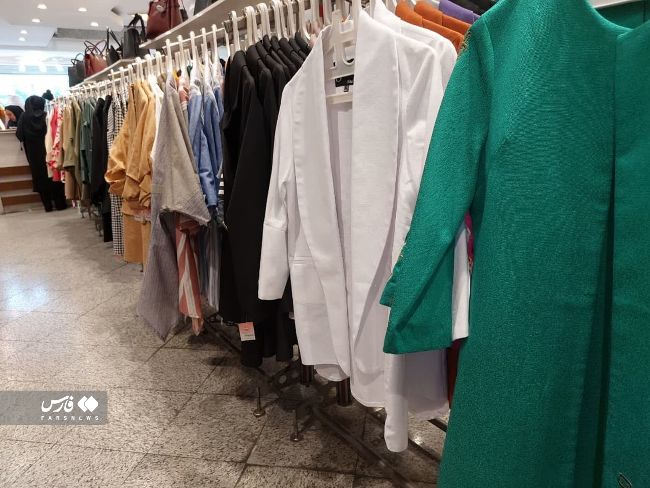 روزگار بی‌مانتویی در تهران؛ بازار پر از مانتوهایی برای نپوشیدن!