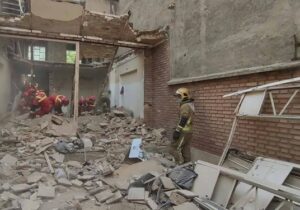 ریزش ساختمانی ۲ طبقه در خیابان شهید مدنی تهران