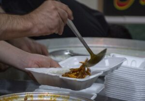 طبخ و توزیع۳ هزار پرس غذای نذری در اسلامشهر