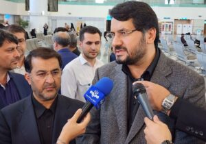 بازدید وزیر راه و شهرسازی از فرایند خدمات رسانی به زائران اربعین در فرودگاه امام(ره)