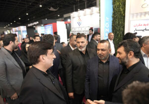 وزیر کار و امور اجتماعی عراق از غرفه سازمان منطقه آزاد ارس بازدید کرد