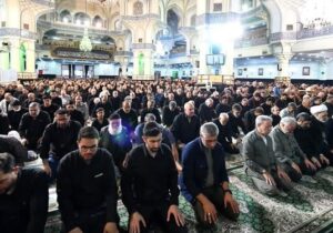 اقامه نماز ظهر اربعین در قبله تهران