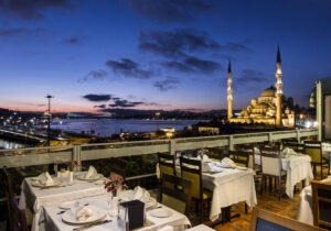 بهترین فصل برای خرید از حراجی‌های استانبول چه زمانی است؟ + لیست قیمت تورهای استانبول
