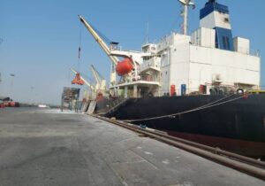 پهلوگیری کشتی حامل ۳۰ هزار تن پودر آلومینیوم در بندر شهید رجایی