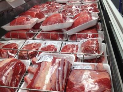 کشف تخلف ۲ میلیارد تومانی گران فروشی گوشت قرمز در یک فروشگاه‌ زنجیره‌ای