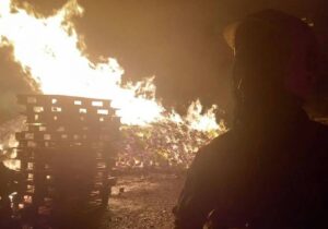 آتش سوزی انبار چوب ۲ هکتاری در اسلامشهر