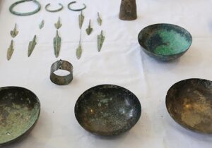 کشف ۱۹۰ قطعه شی‌ء قیمتی و تاریخی مربوط به عصر آهن در شهرری