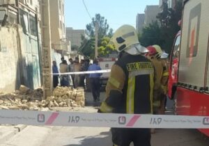 یک کشته و ۲ مصدوم در پی ریزش دیوار در باقرشهر+عکس