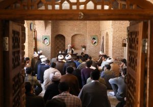 آیتالله مظفری: نگاه مردم به علماست/بصیرت فقط اطلاعات نیست