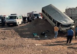 انحراف مینی‌بوس دانش‌آموزان در محور ایوانکی/ ۱۲ نفر راهی بیمارستان شدند