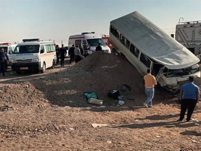 انحراف مینی‌بوس دانش‌آموزان در محور ایوانکی/ ۱۲ نفر راهی بیمارستان شدند