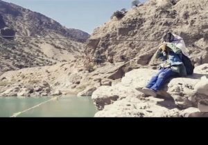 اهالی روستا فریاد می زنند، مسوولان قول می دهند! / عبور خطرناک با سیم بکسل+فیلم