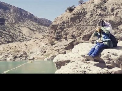 اهالی روستا فریاد می زنند، مسوولان قول می دهند! / عبور خطرناک با سیم بکسل+فیلم