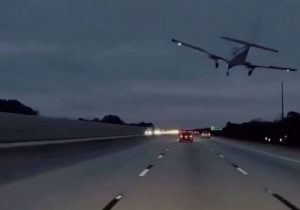 تصاویر سقوط هواپیما روی خودرو