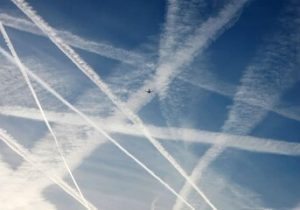 خطوط مرموز در آسمان تهران / رد موشک یا هواپیما؟