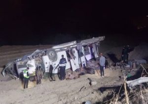 سقوط اتوبوس از ارتفاع ۵ متری در دنا؛ ۱۳ نفر مصدوم شدند