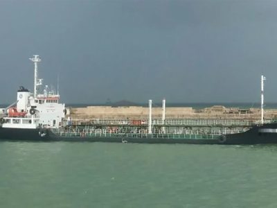 سپاه شناور ‌حامل ۳۵۰ هزار لیتر سوخت قاچاق را توقیف کرد/ ۱۳ ملوان دستگیر شدند