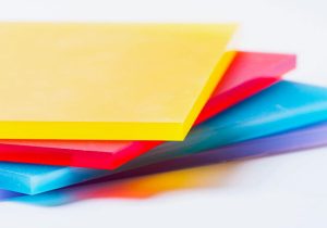 قیمت پلکسی گلاس چگونه محاسبه می‌شود؟ عوامل مؤثر بر هزینه