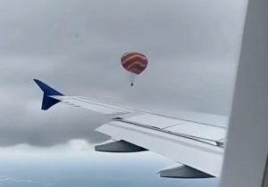 لحظه وحشتناک برخورد صاعقه با بالن مسافربری!