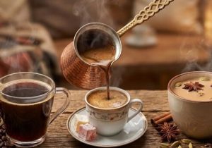 نبرد عطر و طعم: راهنمای جامع انتخاب بین قهوه عربیکا، ترک و چای ماسالا