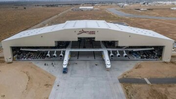 هواپیمای غولپیکر که با بشقابپرنده اشتباه گرفته شد / «رُخ» را ببینید / عکس