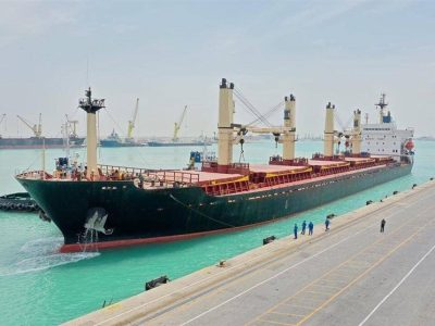 پهلو گرفتن کشتی ۶۶ هزار تُنی گندم در  بندر شهید رجایی