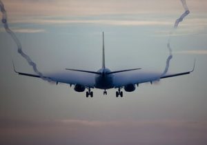 چرا نور کابین هواپیما موقع فرود و برخاستن کم میشود؟