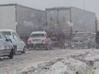 گرفتار شدن خودروها در برف سنگین مرز تمرچین