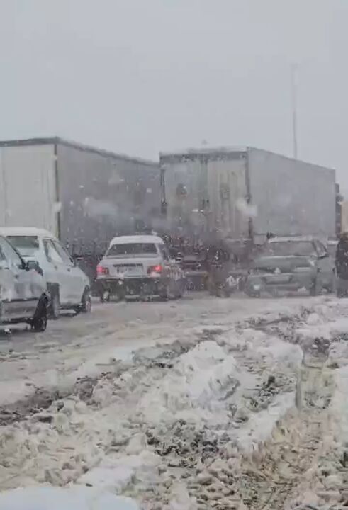 گرفتار شدن خودروها در برف سنگین مرز تمرچین گرفتار شدن خودروها در برف سنگین مرز تمرچین