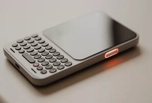 آخرین تلاشها برای احیای بلکبری/ Clicks Communicator با کیبورد فیزیکی معرفی شد