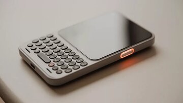 آخرین تلاشها برای احیای بلکبری/ Clicks Communicator با کیبورد فیزیکی معرفی شد