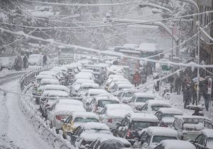 بارش برف خیابان های تهران را قفل کرد