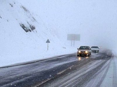 بارش برف سنگین ۴۷ راه روستایی زنجان را بست