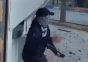 تروریست‌های مسلحی که مردم را نشانه می‌گیرند + فیلم