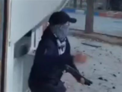 تروریست‌های مسلحی که مردم را نشانه می‌گیرند + فیلم