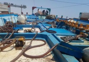 توقیف لنج صیادی حامل ۱۵ هزار لیتر سوخت قاچاق در آبهای کیش