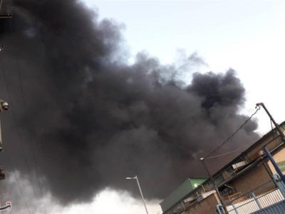 نیروهای امدادی در حال مهار آتش سوزی کاله