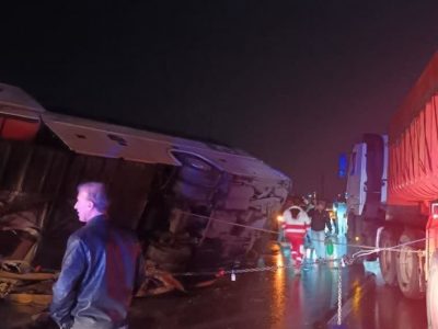 واژگونی اتوبوس در قطعه گرمسار محور تهران-مشهد؛ ۱۱ نفرمصدوم شدند+تصاویر