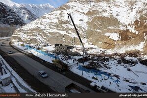 چالوس و آزادراه تهران ــ شمال همچنان مسدود| خطر ریزش بهمن و سنگ در گردنه‌های برفگیر