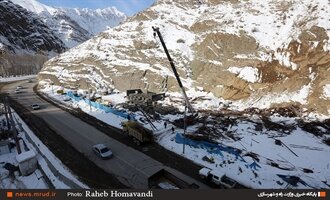 چالوس و آزادراه تهران ــ شمال همچنان مسدود| خطر ریزش بهمن و سنگ در گردنههای برفگیر