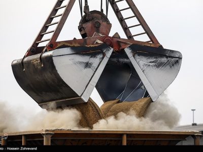 کشتی‌های حامل کالا‌های اساسی ٢۴ ساعته تخلیه می‌شوند