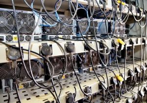 کشف و توقیف ۲۹ دستگاه ماینر غیرمجاز در پارکینگ شرکت فروش خودرو