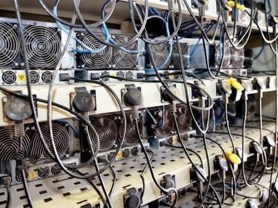 کشف و توقیف ۲۹ دستگاه ماینر غیرمجاز در پارکینگ شرکت فروش خودرو