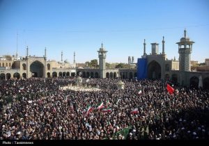 تشییع حماسی ۸ شهید حملات آمریکا در قم؛ مردم خواستار انتقام شدند+فیلم